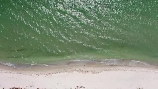 Морські Хвилі Миють Піщаний Берег Острова Берегова Лінія Прекрасний Літній — стокове відео