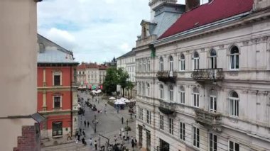 Lviv, Ukrayna - 26 Haziran 2021: Lviv şehrinin mimarisi, Avrupa 'da antik, güzel ve popüler turistlerin yeri. Şehir merkezinin caddesi. Belediye binasının manzarası. Drone görünümü, vinç görüntüsü