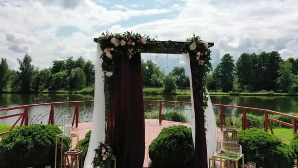 Altar Casamento Entre Bela Natureza Local Cerimónia Vista Drone Puxar — Vídeo de Stock