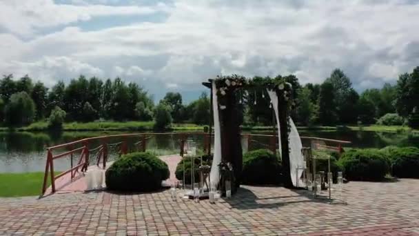 Prachtige Ceremoniële Wedding Altar Vijver Romantische Plek Midden Prachtige Natuur — Stockvideo