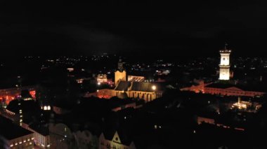 Lviv, Ukrayna - 26 Haziran 2021: Gece Kuğu 'nun hava aracı görüntüsü. Lviv eski bir Avrupa kentidir, popüler bir turizm merkezidir. Gece hayatı
