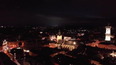 Eski Avrupa şehrinin gece manzarası. Güzel antik mimarisi olan Lviv şehri. Popüler turizm merkezi. Hava aracı görüntüsü, vinç görüntüsü