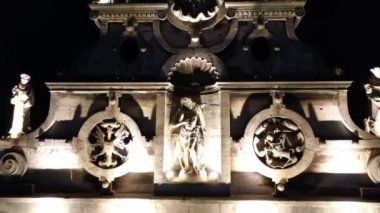 Işıkla aydınlatılmış heykelleri olan görkemli antik bir kilisenin cephesi. Gece çekimi. Lviv, Ukrayna 'daki St. Andrew Katolik Kilisesi. Eski kasaba.. 