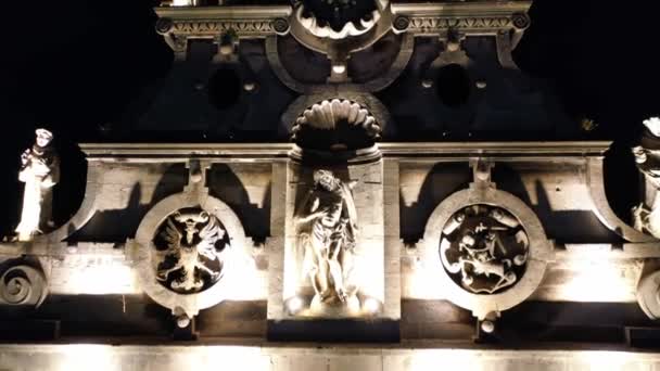 Fasáda Majestátního Starobylého Kostela Sochami Osvětlenými Světlem Noční Střelba Katolický — Stock video