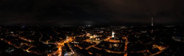 Eski Avrupa şehrinin gece manzarası. Güzel antik mimarisi olan Lviv şehri. Popüler turizm merkezi. Hava Aracı görünümü, geniş açı.