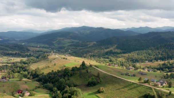 Paysage Panoramique Aérien Les Montagnes Sont Couvertes Forêts Conifères Maisons — Video