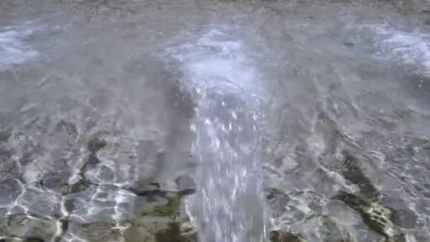 Fontäne in Zeitlupe im Stadtbrunnen — Stockvideo