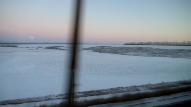 Vista da janela do trem na paisagem de inverno à noite — Vídeo de Stock