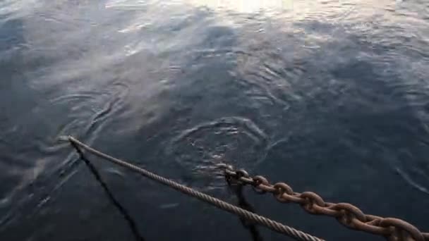 Chains and ropes on the pier going under the water — Stock Video