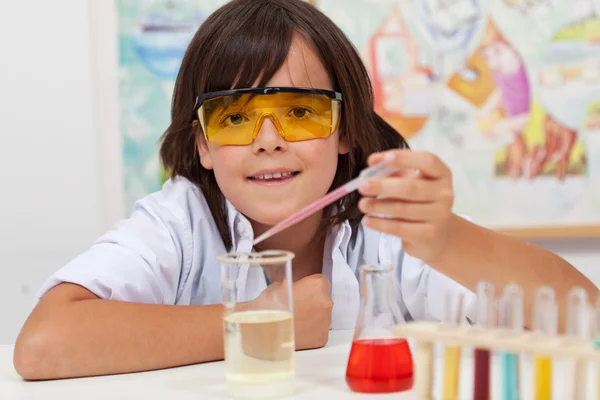 Alumno joven realizando un simple experimento químico — Foto de Stock