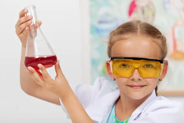 Mladá dívka, kontrola výsledek chemického experimentu — Stock fotografie