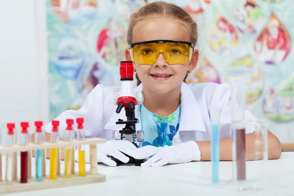 Mała dziewczynka eksperymentować w klasie podstawowej nauki — Zdjęcie stockowe