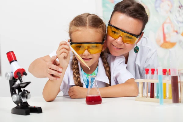 Jonge leraar met weinig student aan elementaire wetenschap klasse — Stockfoto