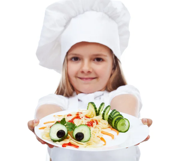 Маленький шеф-кухар, який представляє тарілку з макаронами — стокове фото