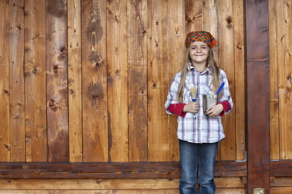 木の小屋を再描画する誇りに思って幸せな少女 — ストック写真