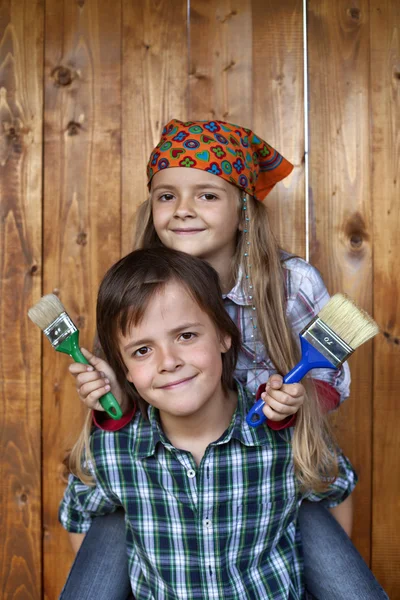 Barnen redo att måla trävägg — Stockfoto