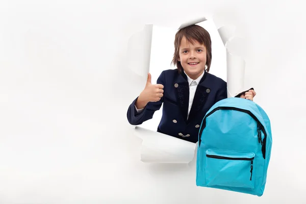 Счастливый мальчик со школьной сумкой готов учиться новому — стоковое фото