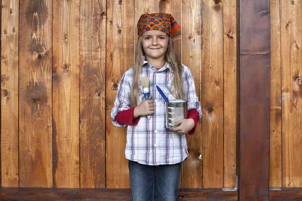 Szczęśliwa dziewczyna malarstwo drewniane szopy — Zdjęcie stockowe