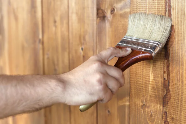 Männliche Hand bemalt Holzoberfläche — Stockfoto