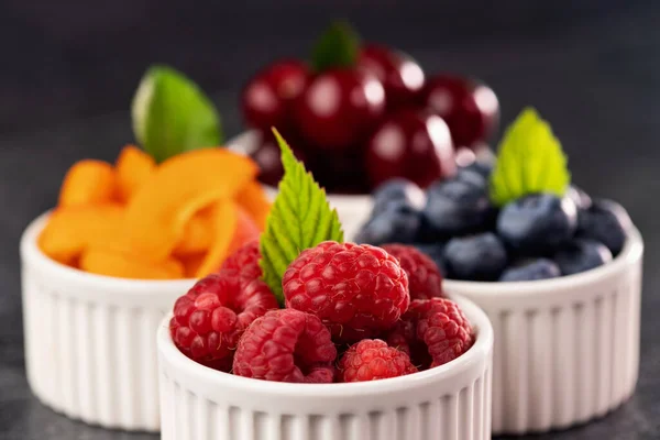 Frutos Verão Sazonais Coloridos Pequenas Xícaras Framboesa Mirtilo Fatias Damasco — Fotografia de Stock