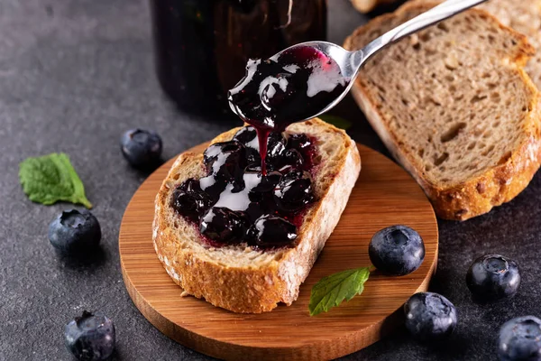 Mermelada Arándanos Con Pan Integral Deliciosa Opción Desayuno Imagen de stock