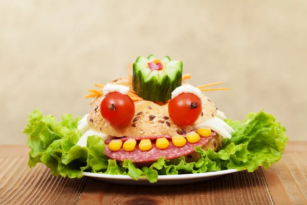Креативна їжа - бутерброд жаби короля — стокове фото