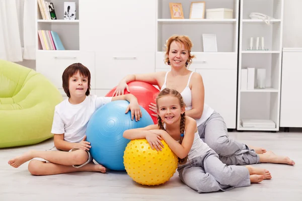 Woman and kids ready for gymnastic - sitting on the floor — Stock Photo, Image
