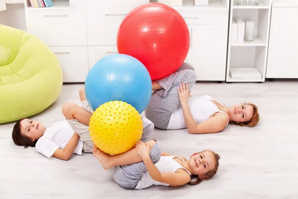 Los niños y su madre haciendo ejercicio en casa —  Fotos de Stock