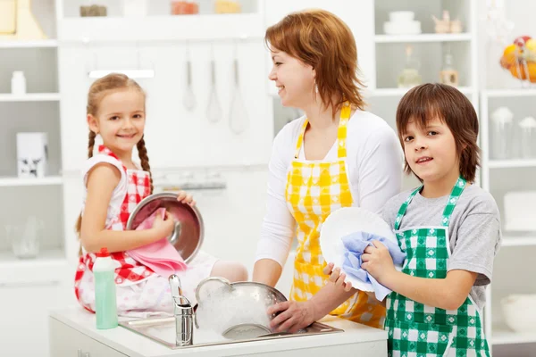 I bambini e la loro madre lavare i piatti — Foto Stock