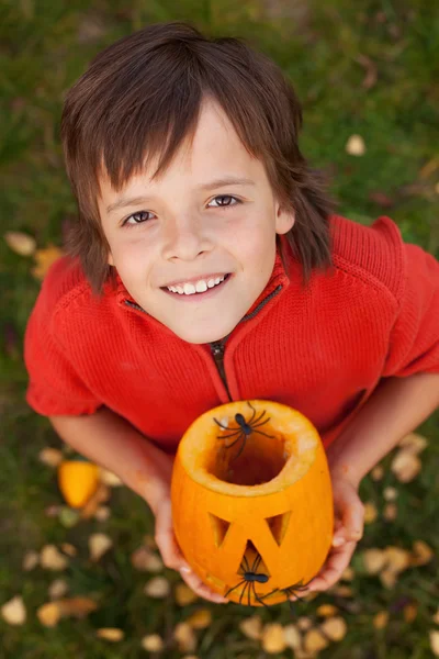 Niño con una calabaza de Halloween jack-o-linterna —  Fotos de Stock