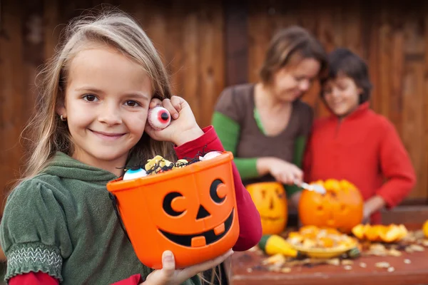 Kleines Mädchen bereitet sich auf die Halloween-Nacht vor — Stockfoto