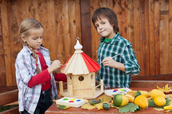 Kinder malen ein Vogelhaus — Stockfoto
