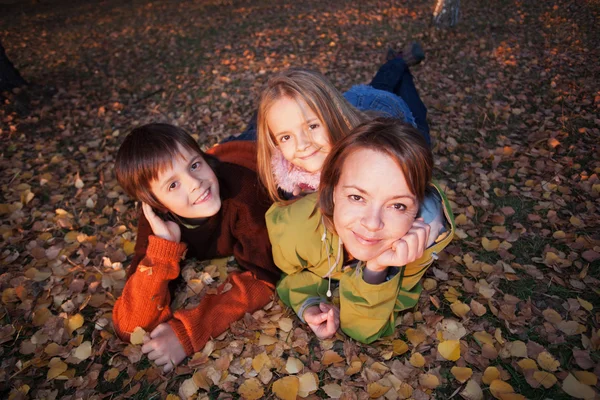 Podzimní rodinný portrét — Stock fotografie