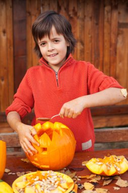 çocuk onun jack-o-lantern oyma