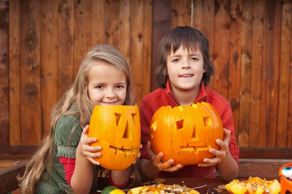 Onların jack-o-fener gösterilen çocukları — Stok fotoğraf