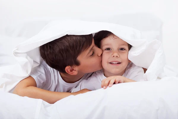 Kinderen spelen onder het dekbed — Stockfoto