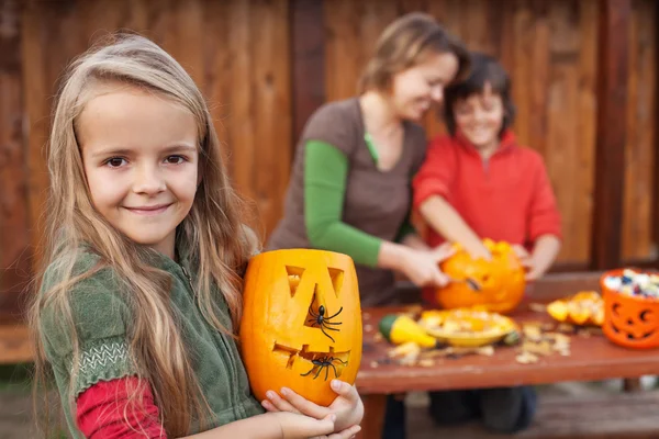 Děti a jejich matka, příprava na Halloween — Stock fotografie