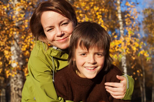 Mujer y su hijo en un paseo de otoño — Foto de Stock