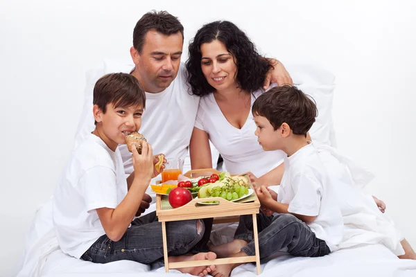 Hälsosam frukost på sängen — Stockfoto