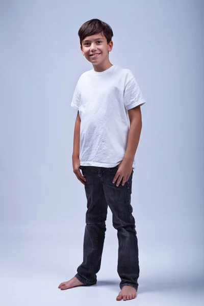 Młody chłopiec stojący — Zdjęcie stockowe