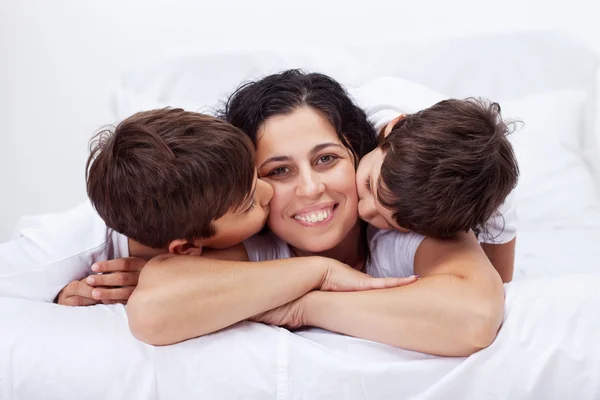 Glad mamma och hennes kärleksfulla små pojkar — Stockfoto