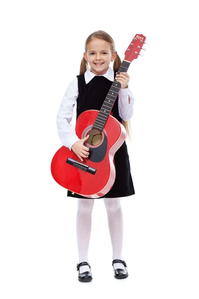 Glückliches Mädchen mit elegantem Outfit und Gitarre — Stockfoto