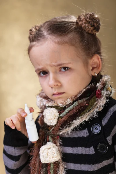 Küçük kız bir burun spreyi tutan bir soğuk olması — Stok fotoğraf