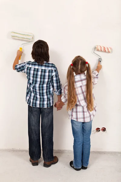 Bambini che dipingono la loro stanza insieme — Foto Stock