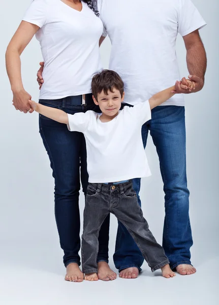 Glücklicher kleiner Junge in der Sicherheit seiner Familie — Stockfoto