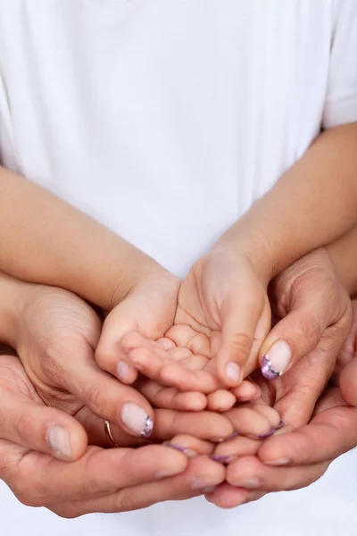 Handen van ouders en kind — Stockfoto