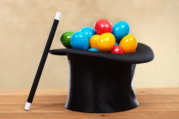 A varázslatos Húsvét - színes tojásokat bűvész kalapok — Stock Fotó