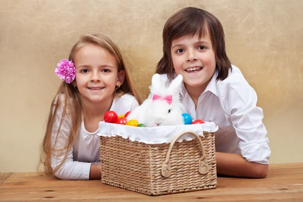 Enfants heureux avec lapin de Pâques et oeufs colorés — Photo