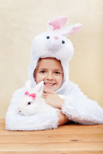 Süßes kleines Mädchen im Hasenkostüm mit weißem Kaninchen — Stockfoto