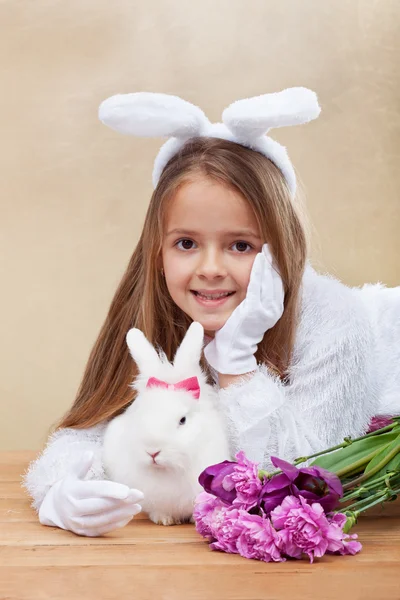 Cute bunnies with spring flowers — Stock Photo, Image